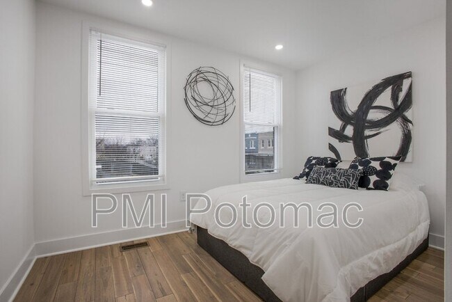 Building Photo - 702 19th St NE