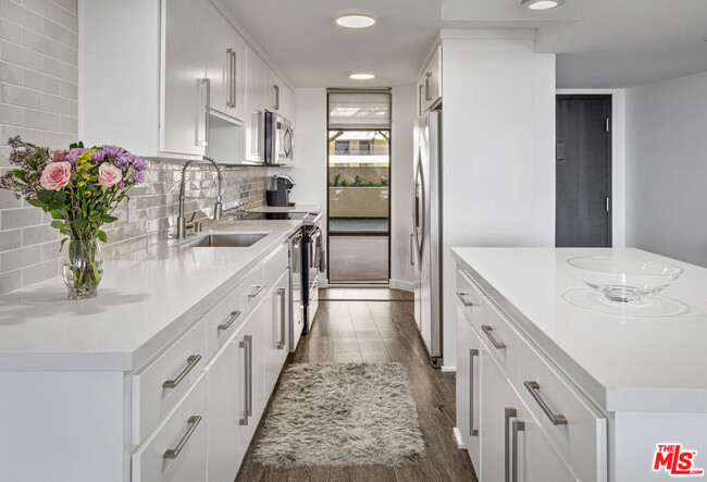 Building Photo - 4267 Marina City Dr