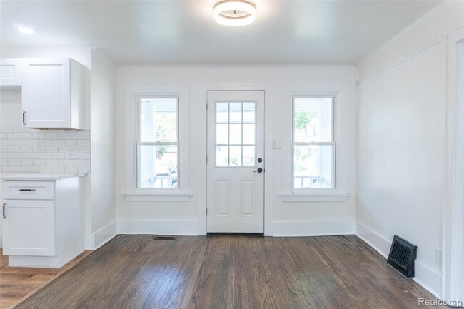Building Photo - 21200 Collingham Ave