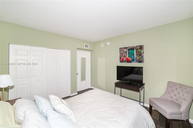 Building Photo - 17150 N Bay Rd