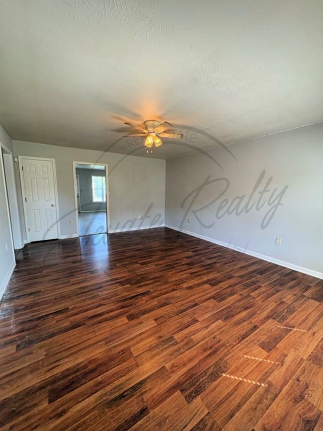 Building Photo - Three Bedroom Ranch with Appliances in Col...