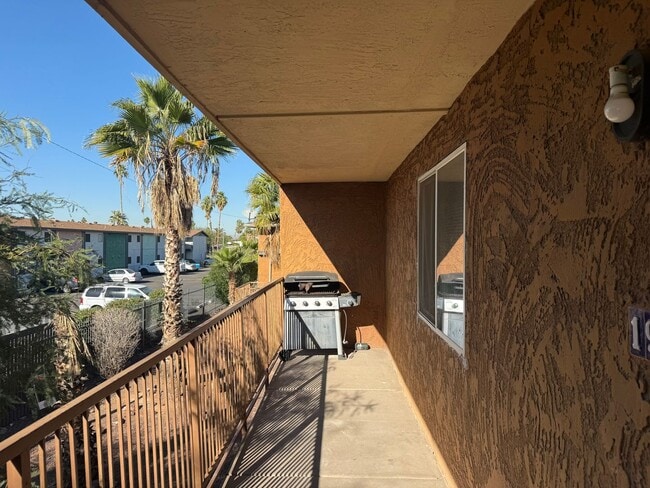 Building Photo - 2 Bedroom Phx. Condo