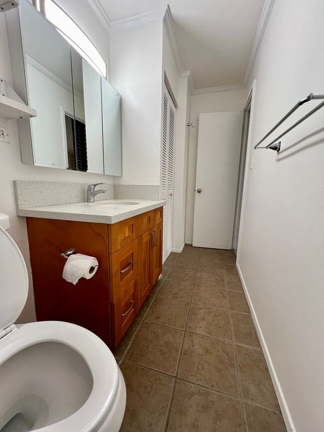 Building Photo - Spacious 1Bed 1Bath 1Parking Stall With La...