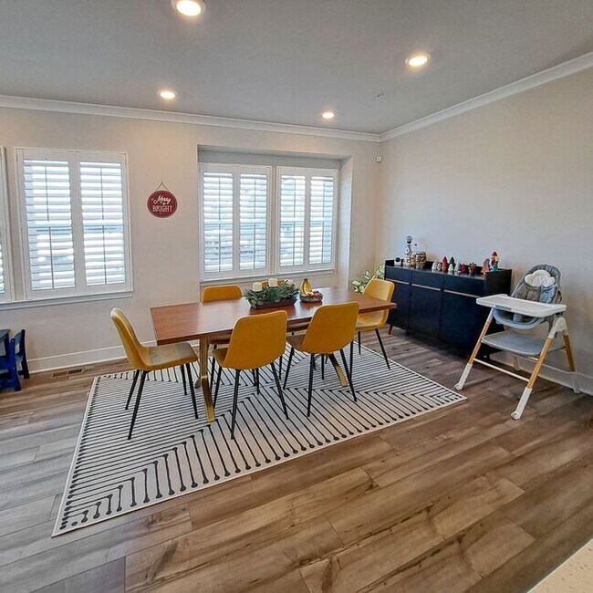 Building Photo - Gorgeous 4-Level Townhome with Rooftop Ter...