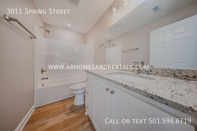 Building Photo - 3011 S Spring St