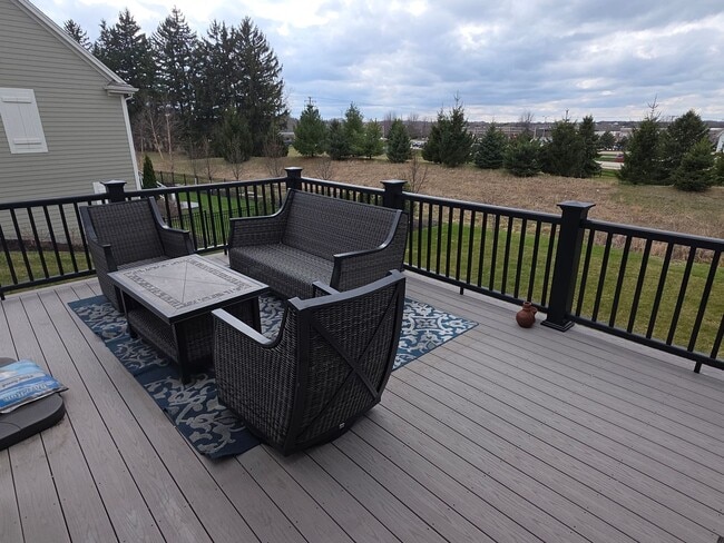 Building Photo - 5 bedroom Pewaukee home in Broken Hill