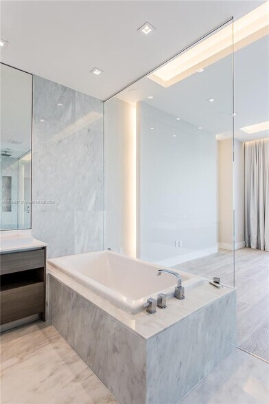 Building Photo - 460 NE 28th St