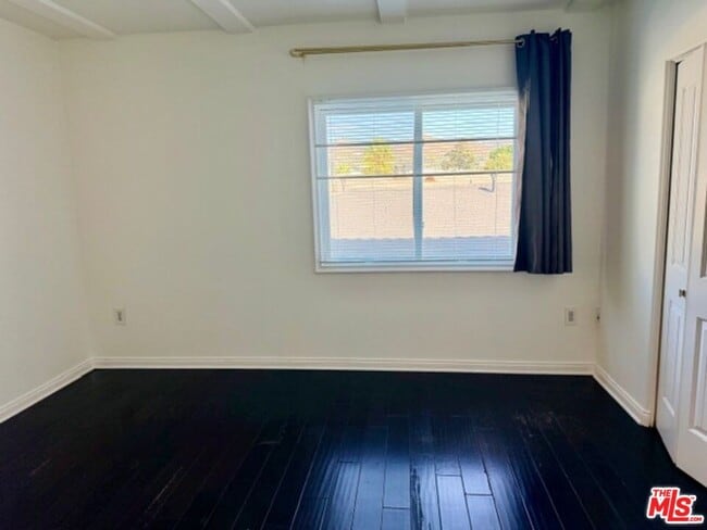 Building Photo - 917 N Sierra Bonita Ave