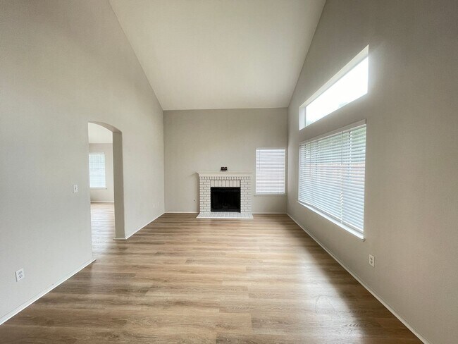 Building Photo - Beautiful 3 Bed 2.5 Bath Home with SOLAR i...
