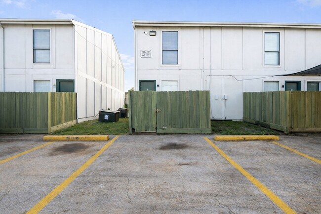 Building Photo - 8703 Victorian Village Dr