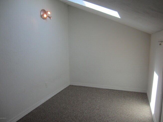 Building Photo - 4401 Seagate Ln N