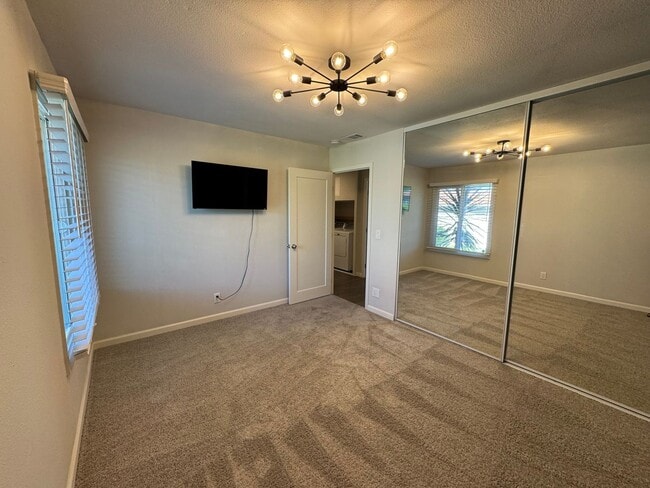 Building Photo - Beautiful Modern 3BD/2BA Home with AC & Pr...
