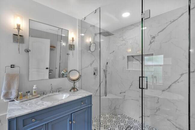 Building Photo - 6086 Seminole Gardens Cir