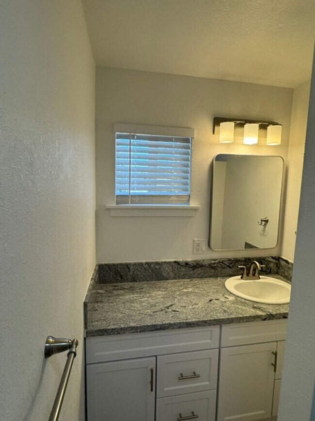 Building Photo - FULLY REMODELED 3 BEDROOM SINGLE FAMILY HOME