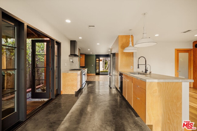 Building Photo - 826 N Kilkea Dr