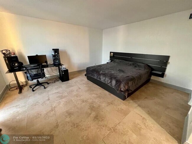 Building Photo - 13499 Biscayne Blvd
