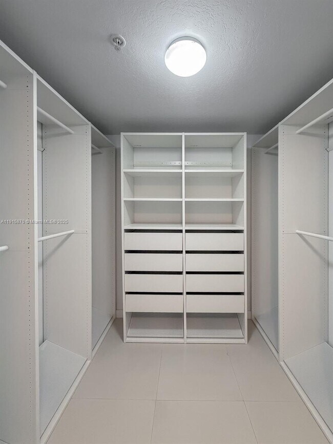 Building Photo - 1800 N Bayshore Dr