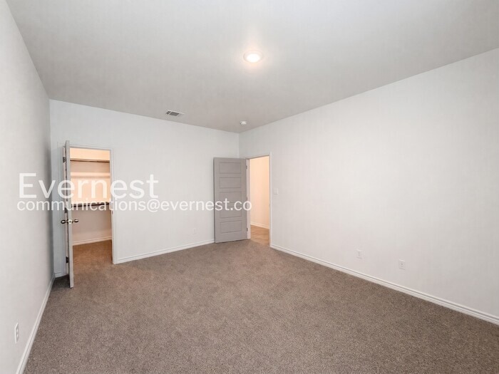 Building Photo - 8511 Glade Dr