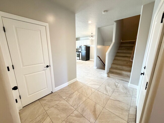 Building Photo - 355 W 200 S
