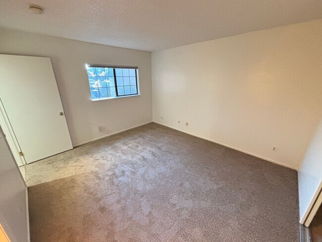 Building Photo - Charming 2BED/2BATH Condo located in Spring Oaks Community.