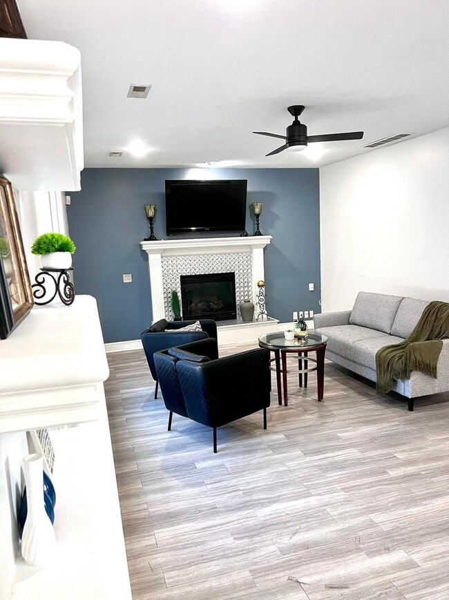 Building Photo - COMING SOON!! HUGE Northland 4 Bed 2.5 Bat...