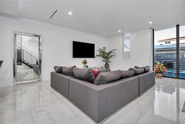 Building Photo - 2516 NE 21st St