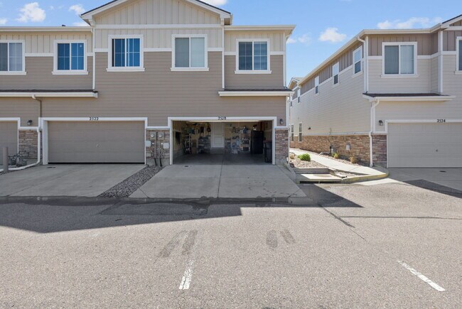 Building Photo - This 3 bed 2.5 bath townhome offers a perf...