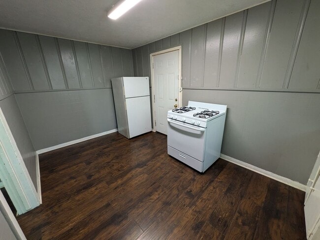 Building Photo - 975 Center St