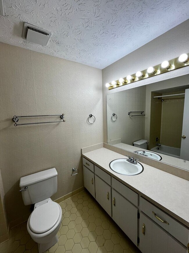 Building Photo - Beautiful New to Market!