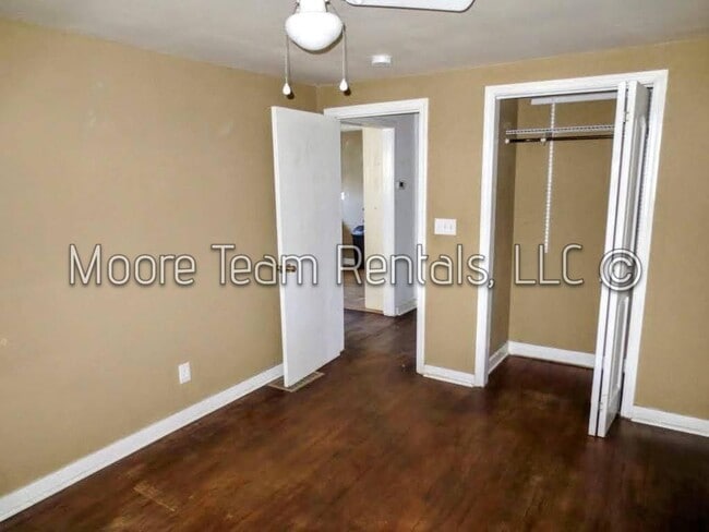 Building Photo - One Bedroom House with Big Flat Yard Near ...