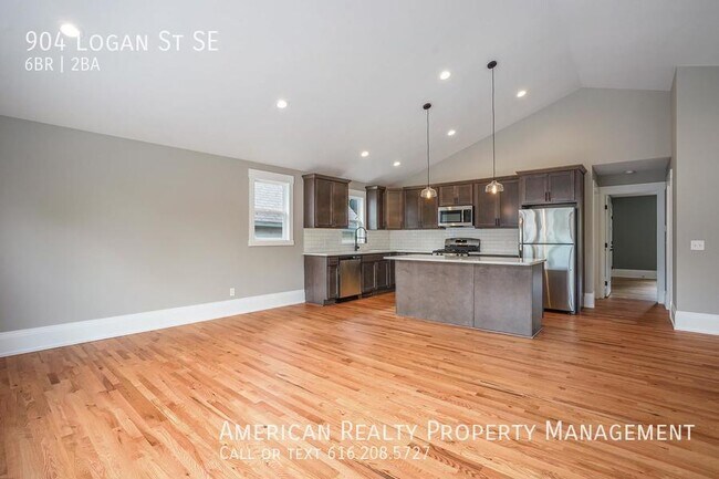 Building Photo - 904 Logan St SE