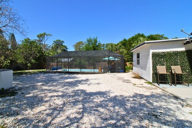 Building Photo - 3 Bed, 2 Bath Furnished Home With Screened...