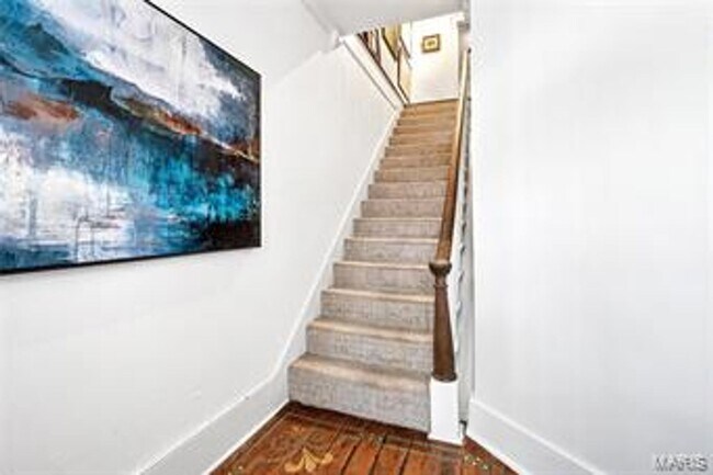 Building Photo - Beautiful 2 bedroom/ 2 bathroom apartment located right on Historic Main Street in St. Charles.