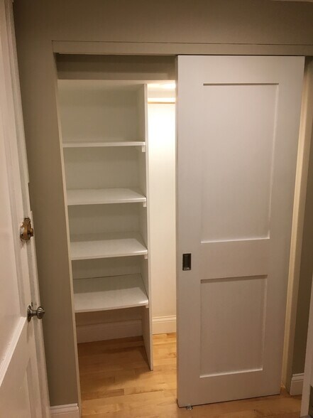 Hallway/Linen Closet - 1419 W Balmoral Ave