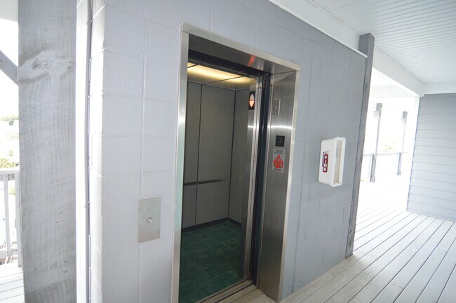 Building Photo - 108 Pelican Dr