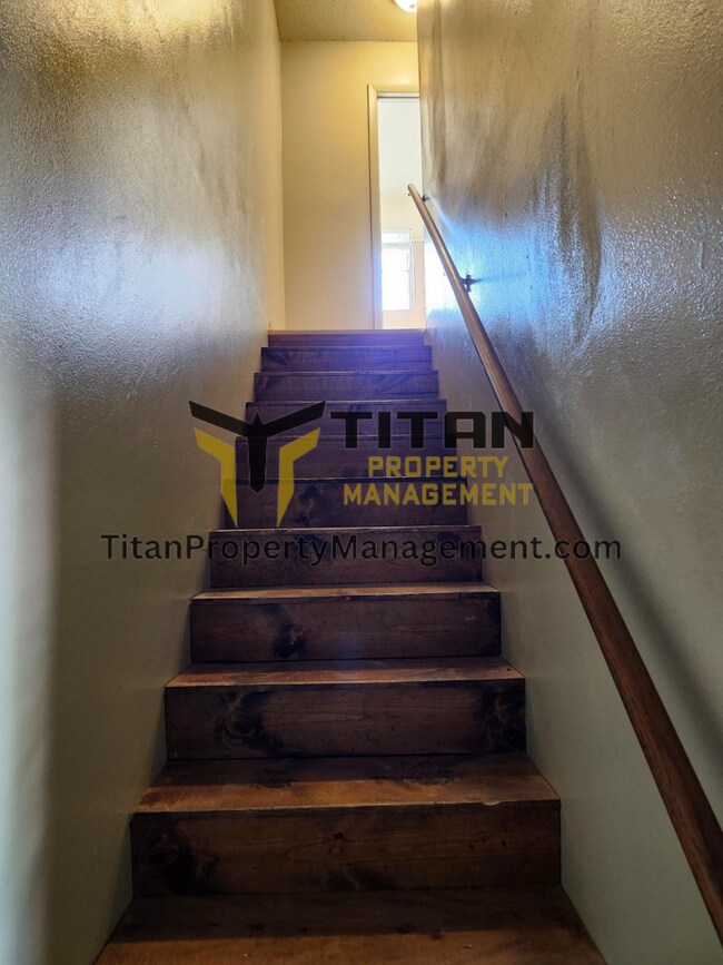 Building Photo - 2 bed/1 bath Townhouse