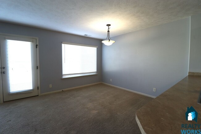 Building Photo - Great Sized 3 bed Townhome!