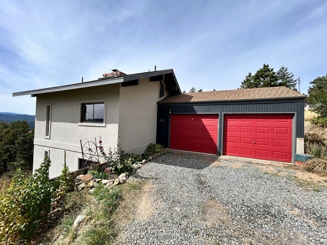 Building Photo - 2 Bedroom Mountain Home with Loft and Spec...