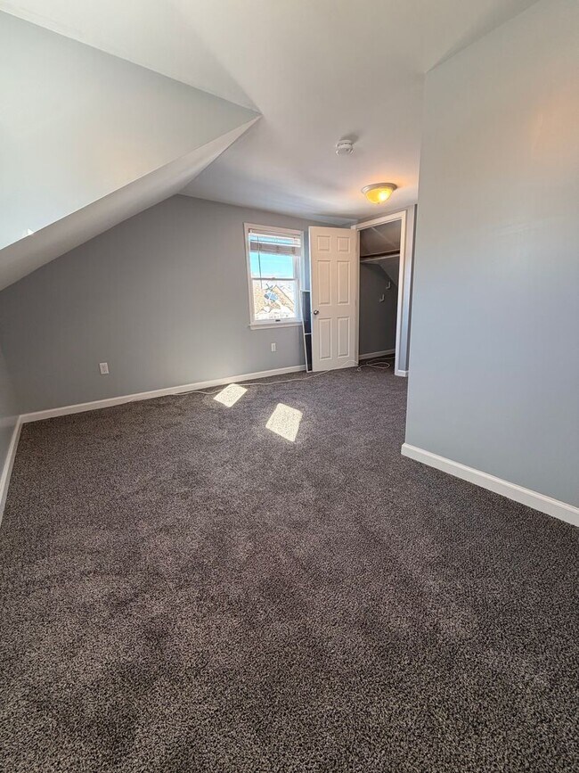 Building Photo - (2) bedroom Single Family Home with Open Layout, Close to Beaches and Lake!