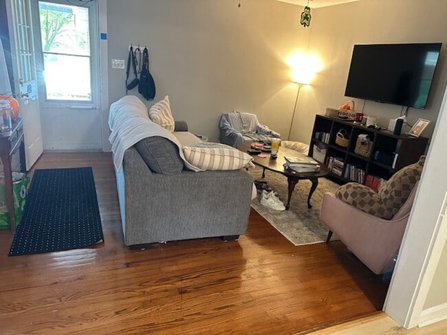 Building Photo - 2 bedroom Grid House for rent!