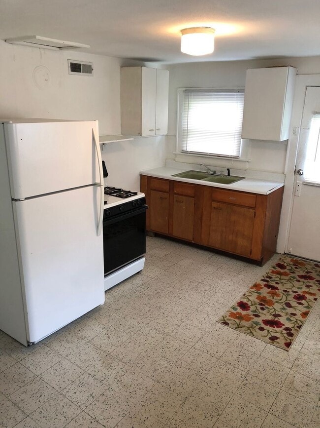 Building Photo - Don't Miss Out!