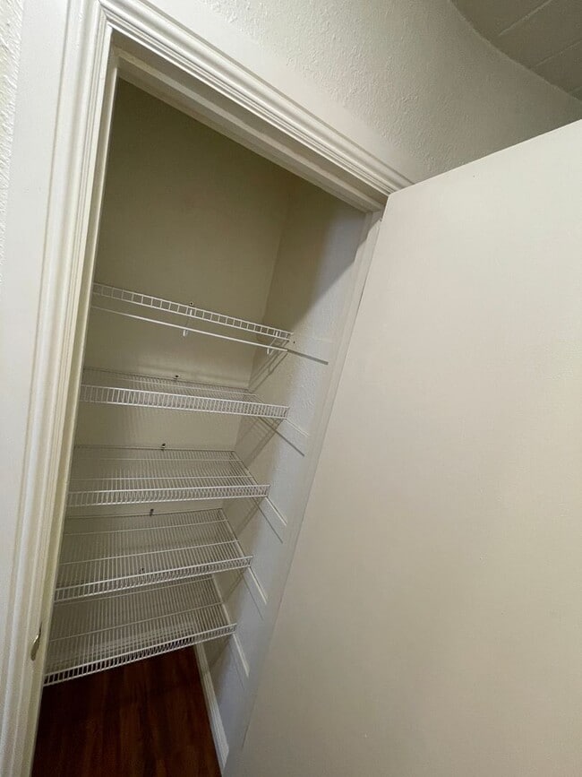 Building Photo - Beautiful and Spacious Pet-Friendly Home!