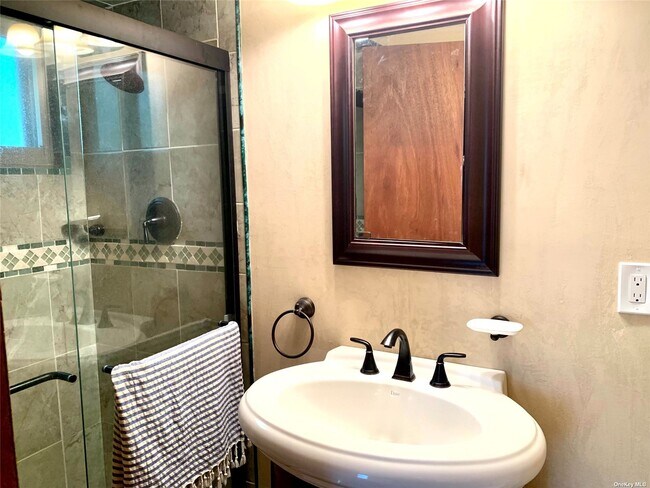 Building Photo - 155 Sound Ave