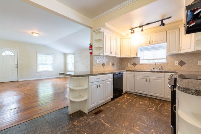 Building Photo - 4-Bedroom Rental in Prime Hapeville Location