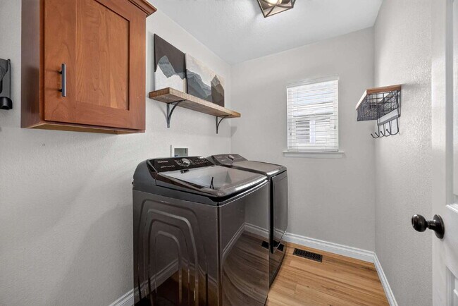 Building Photo - Spacious 4 Bed, 3 Bath Home in the Heart Of Parker, Colorado!