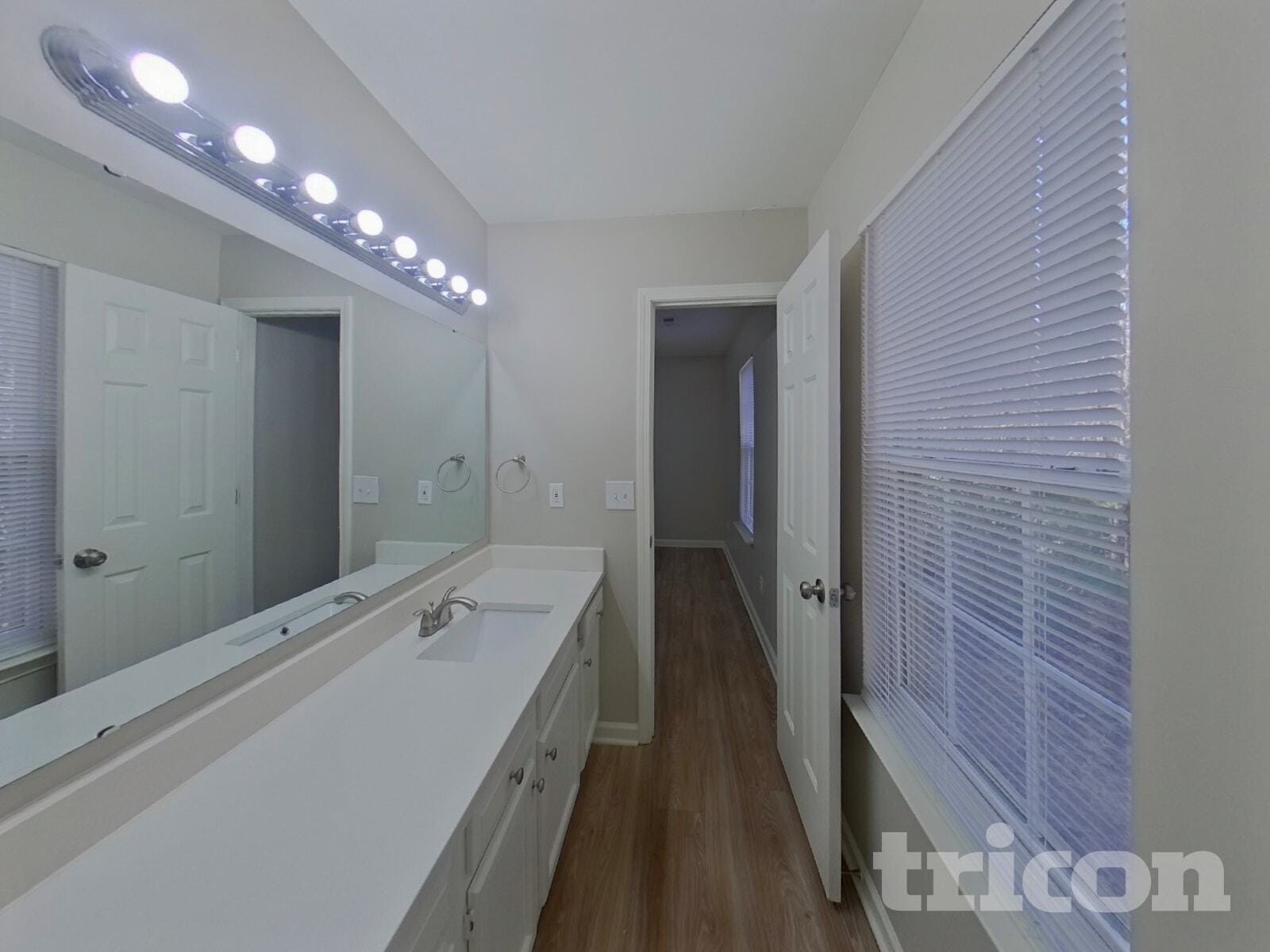 Building Photo - 705 Continental Dr