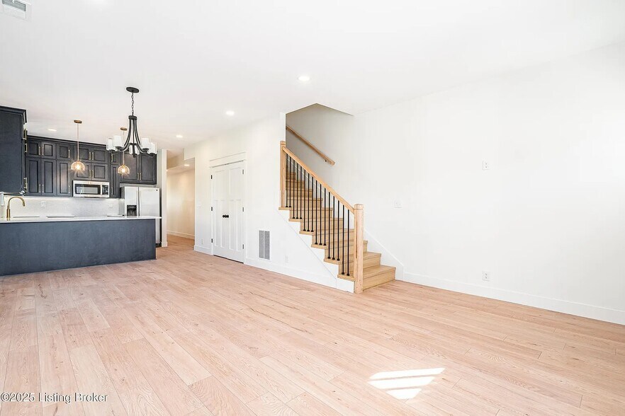 Building Photo - 935 E Madison St