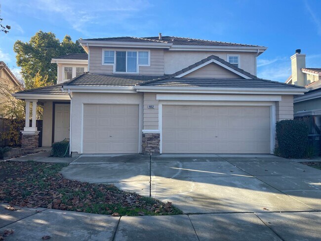 Building Photo - Wonderful Home Close to Shopping and Public Transportation.