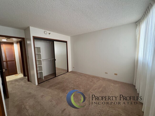 Building Photo - Country Club Plaza - 1 Bedroom 1 Bath 1 Pa...