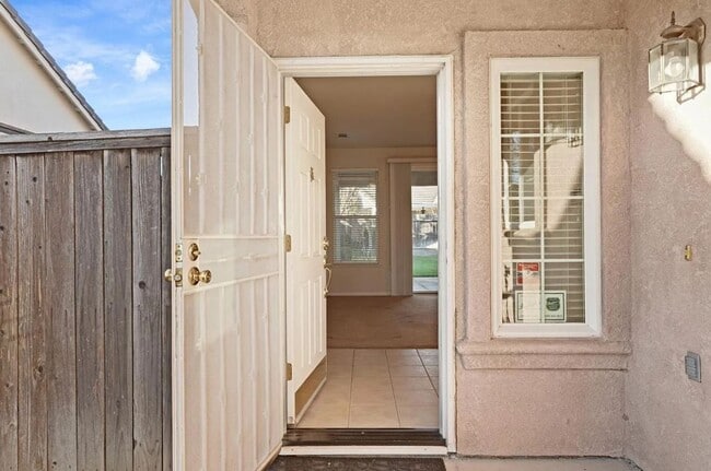 Building Photo - 1911 Lexington Dr